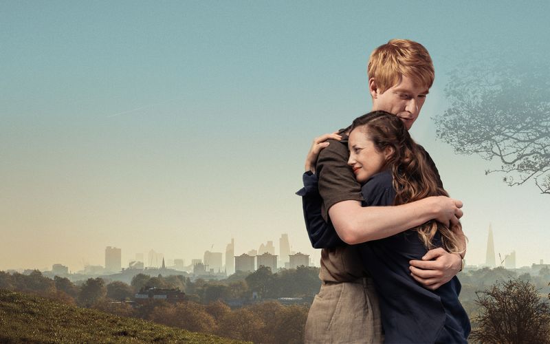 Die Londoner Alice (Andrea Riseborough) und Jack (Domhnall Gleeson) lernen sich kennen und lieben, doch ihre Beziehung bleibt instabil - und leidenschaftlich. Die starke britische Miniserie "Alice und Jack" in der ZDF-Mediathek begleitet das Paar über 16 Jahre Leben. 