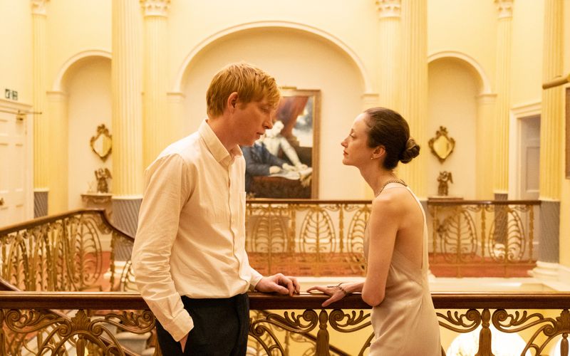 Alice (Andrea Riseborough) macht sich für ihre Hochzeit bereit, Jack (Domhnall Gleeson) ist eingeladen. Auch dieses Treffen verändert die Beziehung der beiden nachhaltig. 