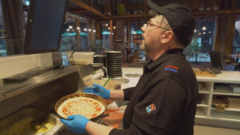 Pizzakettenchef Alexander Tauer begibt sich in der neuen Staffel "Undercover Boss" als Arbeiter "Tim"  in eine seiner Filialen.
