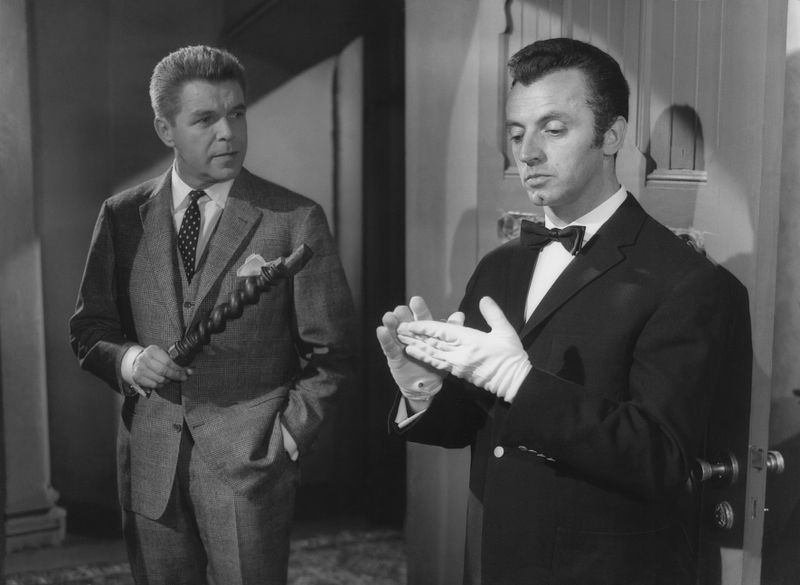 Eddi Arendt (rechts) spielte in der Edgar-Wallace-Filmreihe unterschiedliche Figuren. In "Die toten Augen von London" etwa gab er den Assistenten des Inspektors, in "Das indische Tuch" (Mittwoch, 16. Juli, 3sat) verkörperte er den seltsamen Butler Bonwit, aus dem der Anwalt Frank Tanner (Heinz Drache) Informationen herauszubekommen versucht.