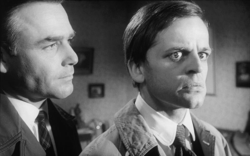 Joachim Fuchsberger (links) sucht als Inspektor Larry Holt von Scotland Yard nach dem Serienmörder. Hat der seltsame Sekretär Edgar (Klaus Kinski) etwas mit den Taten zu tun?