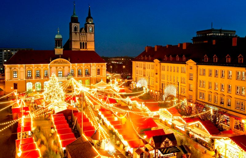 Am 20. Dezember 2024 rast Taleb A. mit seinem Auto über den Magdeburger Weihnachtsmarkt. Sechs Menschen sterben, hunderte werden verletzt. Der Täter war polizeibekannt, vorbestraft und fiel über Jahre mehrfach durch Gewaltdrohungen auf. Warum wurde der Mann nicht von den Behörden aufgehalten? Ein Einzelfall?