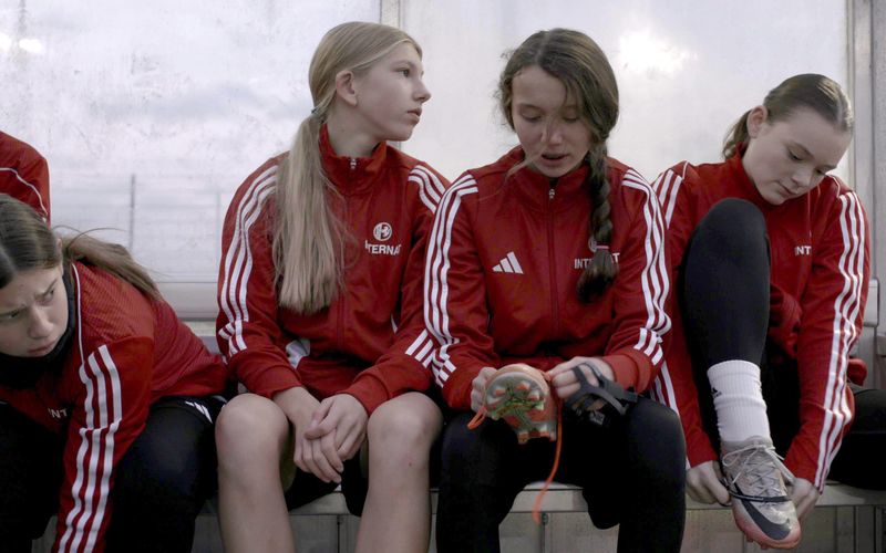 Die Filmemacherinnen Lena Scheidgen und Nicola Graef begleiten für ihre Doku talentierte junge Fußballerinnen aus ganz Deutschland. 
