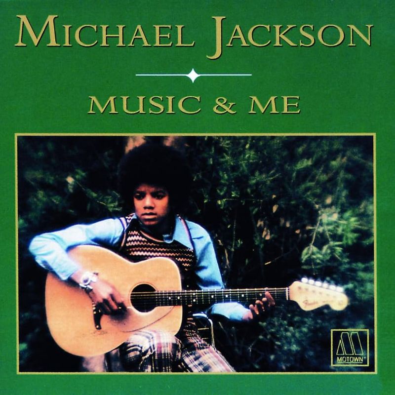Für "Music & Me" (1973) wollte der 14-jährige Michael Jackson zum ersten Mal eigene Songs beitragen und selbst Instrumente einspielen. Doch die Plattenfirma Motown verwehrte ihm beides. Dass man ihm dann beim Fotoshooting trotzdem eine Gitarre in die Hand gedrückt hat, dürfte den tristen Blick der Jungstars auf dem Cover erklären. Jackos Herz steckte nicht in der Musik und das hört man. Bis heute seine am schlechtesten verkaufte Platte.