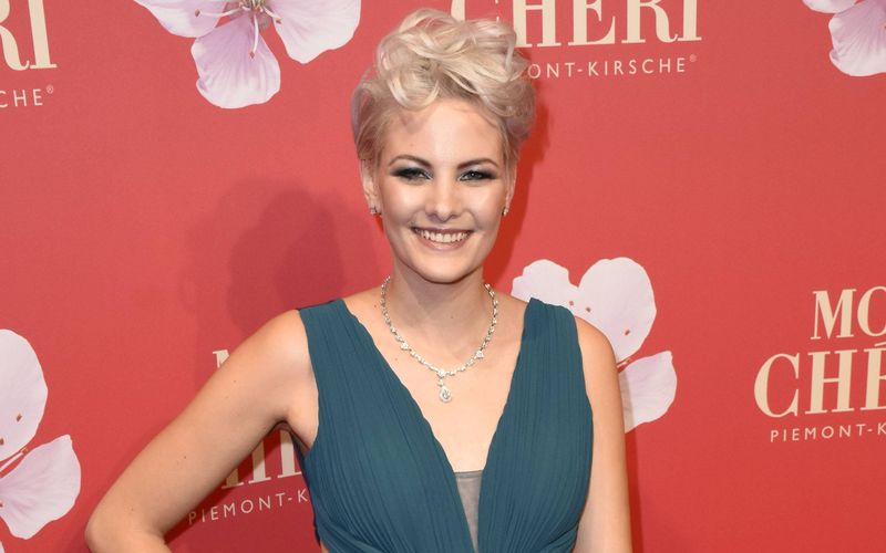 GNTM-Gewinnerin Jennifer Hof ist dreifache Mutter, lebt in Schweden und plant derzeit, wieder als Model zu arbeiten.