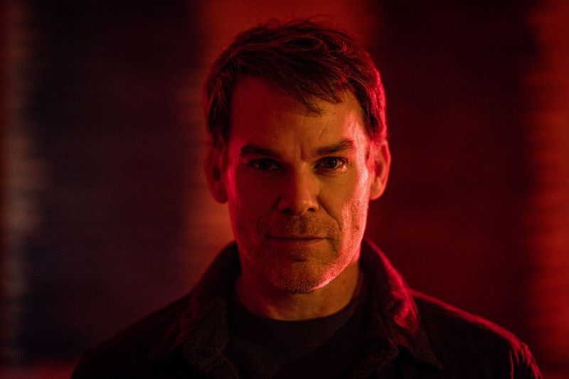 Er ist wieder da: Dexter Morgan (Michael C. Hall) avancierte Ende der Nullerjahre zum beliebten Serienhelden. Mit "Dexter: Wiedererwachen" startet am 11. Juli bei Paramount+ bereits das dritte Spin-off der Mutterserie. Das Original platziert sich auch in unseren Top 25 der besten Krimiserien aller Zeiten weit oben. Welche Produktionen noch dazu gehören, löst unser Ranking auf.
