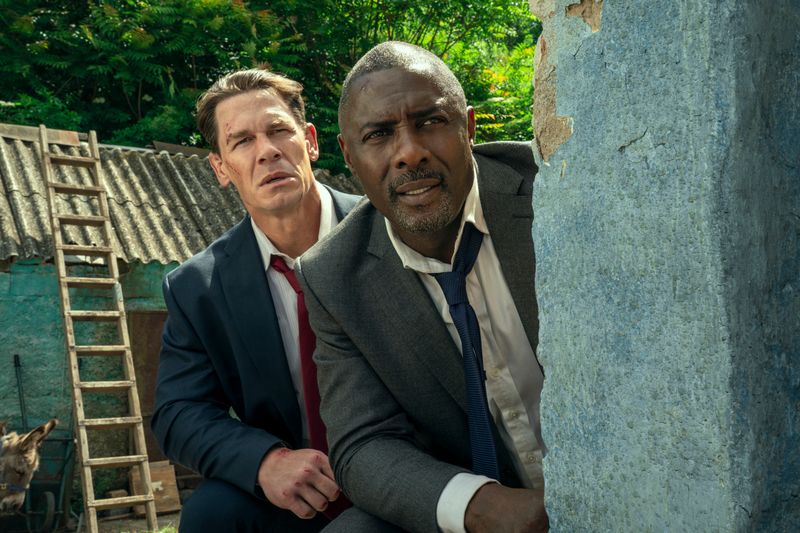In Amazons Action-Komödie "Heads of State" müssen sich Idris Elba (rechts) als britischer Premier und John Cena als amerikanischer Präsident nach einem Zwischenfall auf eigene Faust durch Europa schlagen. 