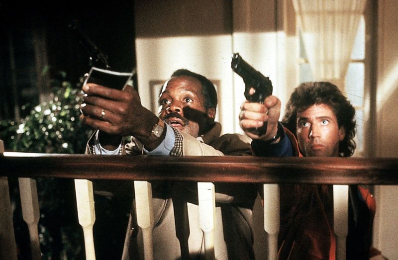 Mit "Lethal Weapon" (1987) erschuf Regisseur Richard Donner die Blaupause für zahllose Buddy-Actionfilme: Mel Gibson (links) als suizidgefährdeter Draufgänger Riggs und Danny Glover als besonnener Familienvater Murtaugh - dieses ungleiche Duo sprüht vor Chemie. Zwischen schlagfertigem Humor, explosiver und knallharter FSK-18-Action und echtem emotionalen Tiefgang traf der Film genau den Nerv der späten 80-er. 