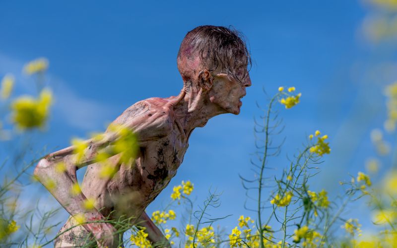 Aus Tagen wurden Wochen, Monate, Jahre: Danny Boyles Zombiefilm "28 Years Later" erzählt die Geschichte weiter, die einst mit "28 Days Later" begann.