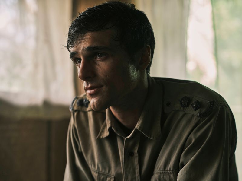 Irgendwo im thailändischen Dschungel muss US-Oberstleutnant Dorrigo Evans (Jacob Elordi) 1943 ein unmenschliches Leben in japanischer Kriegsgefangenschaft führen. Nur die Erinnerung an eine leidenschaftliche Affäre gibt ihm in der Miniserie "The Narrow Road to the Deep North" (ab 1. Juli, WOW) Hoffnung. Fünf Jahrzehnte danach arbeitet Dorrigo (Ciarán Hinds) an einem Buch - was einige Traumata heraufbeschwört.