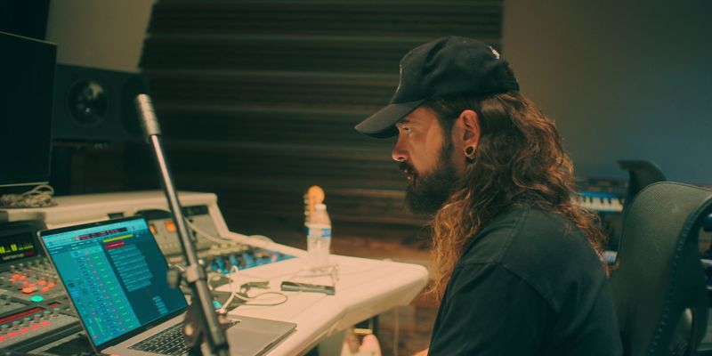 Tom Kaulitz verbringt jede freie Minute im Tonstudio.