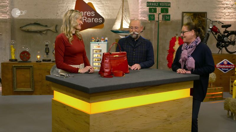 Verkäuferin Friederike (rechts) aus Neuruppin hatte die Tasche zum 32. Geburtstag geschenkt bekommen und sie lediglich ein paar Mal getragen. Danach sei das Accessoire im Schrank verstaubt. "Die Gelegenheiten haben sich einfach nicht ergeben", erklärt die Verkäuferin. "Ich liebe sie, aber mein Lebensstil hat sich verändert." 