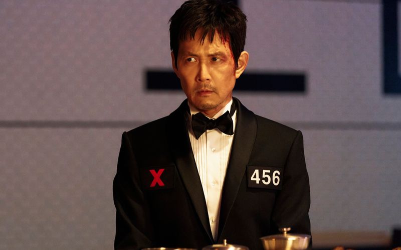 Gi-Hun (Lee Jung-jae) darf in Staffel drei des koreanischen Netflix-Superhits "Squid Game" seine Spieluniform sogar mal gegen einen eleganten Abendanzug tauschen. Die tödlichen Wettbewerbe der Serie werden dadurch aber nicht humaner. Eher im Gegenteil. 