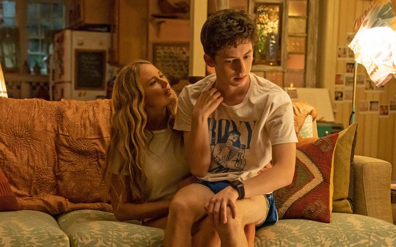 Die Komödie "No Hard Feelings" erzählt von Uber-Fahrerin Maddie (Jennifer Lawrence), die dem unerfahrenen Jüngling Percy (Andrew Barth Feldman) ein bisschen was über die Liebe beibringen soll ...