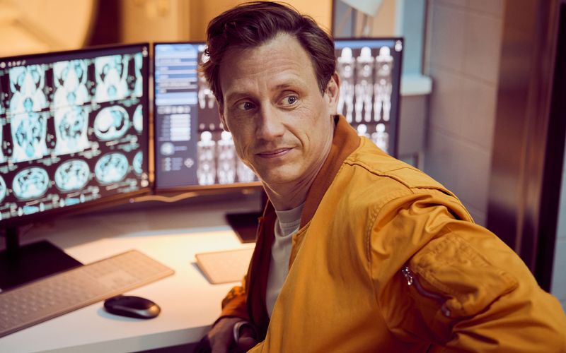Moritz Neiss (Patrick Kalupa) hat sich heimlich in die Radiologie geschlichen.