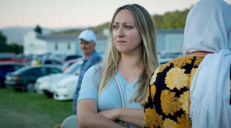 Alisa (39) reist aus den USA mit ihrer eigenen kleinen Tochter nach Bosnien. Dort erlebte sie einst als Neunjährige von ihren Eltern getrennt den Jugoslawienkrieg. Alisas Vater, ein Bosnier, schickte der geliebten Tochter Videobotschaften aus Srebrenica - bis 1995, als er im Zuge der "ethnischen Säuberungen" ermordet wird.
