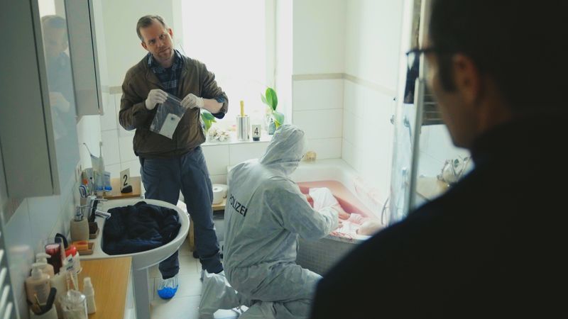 Ein mysteriöser Mord erschüttert Berlin: Der legendäre Disco-König Jochen Strecker liegt tot in seiner Wohnung. Wer hatte ein Motiv?