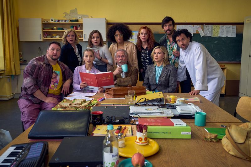 Die hoch gelobte Impro-Serie "Andere Eltern" über eine Kita-Gründung geht einige Jahre später als Film und in der Grundschule weiter. Das Ensemble des ZDF-Films umfasst unerwartete Stars wie Veronica Ferres (zweite von links) als Direktorin oder Ex-Höhner-Sänger Henning Krautmacher (Mitte vorn).