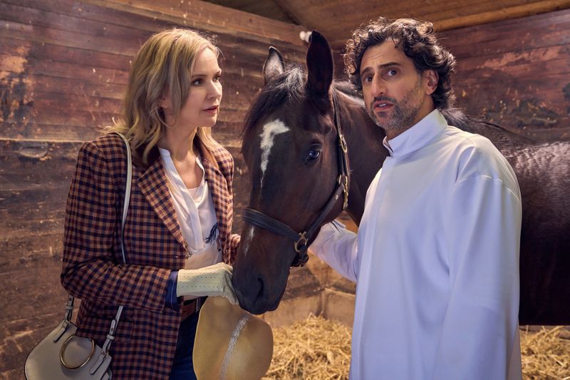 Schuldirektorin Frau Marx (Veronica Ferres) ist auf das Geld von "Schulinvestor" Björn (Serkan Kaya) angewiesen. Der wohlhabende New Age-Unternehmer stellt sein Pferd "Tortilla" vor.