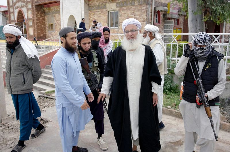 Zu Wort kommt in der Doku "Pakistan - Atommacht unter Druck" auch Imam Abdul Aziz (dritter von rechts). Sein Ziel: Die Errichtung eines Kalifats in Pakistan.