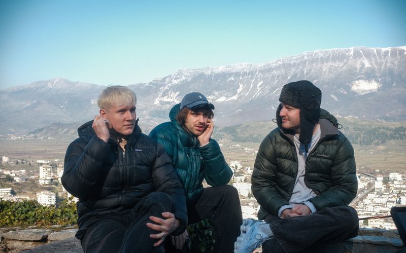 In der neuen Folge von "Song Trip" reist das Rap-Kollektiv 01099 nach Albanien. Gemeinsam mit einheimischen Künstlern versuchen sie, ihren Song "2000er" neu zu interpretieren. 
