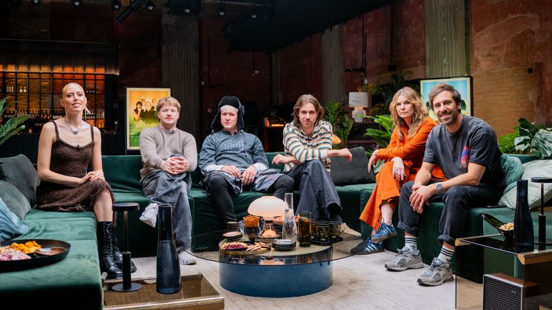 Die Künstler sind für "Song Trip" um die Welt gereist. Mit dabei sind (von links): LEA, 01099, Eva Briegel von der Band Juli und Max Giesinger. Neben der Musik ging es auch darum, die Kultur der Menschen Vorort einzufangen und die Natur der jeweiligen Länder hervorzuheben.