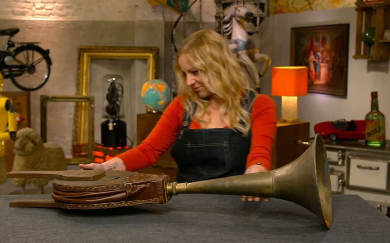 Einst sei ein solches Air Horn in der Minenarbeit oder Schifffahrt eingesetzt worden, um Menschen vor Gefahren zu warnen, wusste die leidenschaftliche Antiquitätensammlerin, die einst vor ihrer Arbeit als "Bares für Rares"-Expertin selbst mal als Verkäuferin in die Sendung gekommen war und seit Februar dieses Jahres zum Team gehört. 
