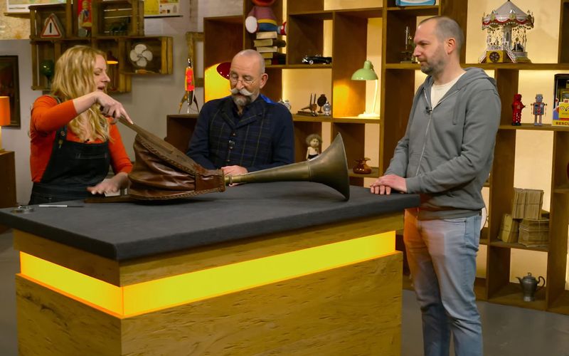 Da es bei seinen Eltern nur als Deko rumstand, wollte Verkäufer Dennis bei "Bares für Rares" sein Messing-Horn in Geld verwandeln.
