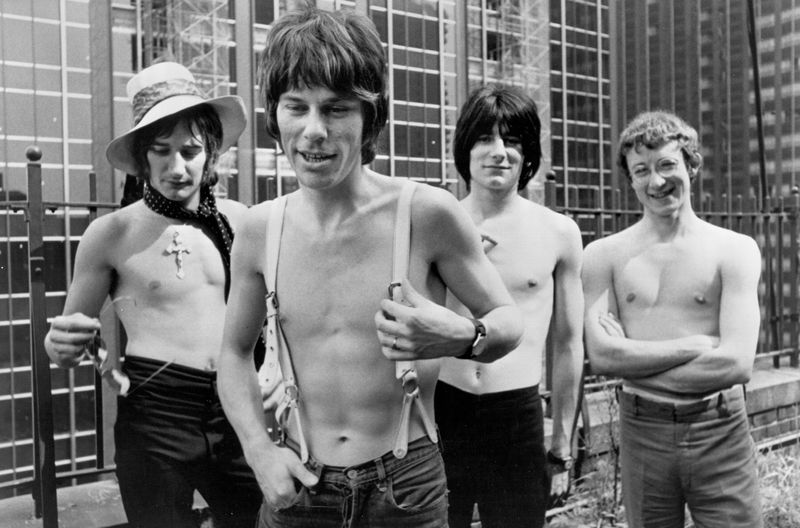 Hier stand Rod Stewart noch nicht ganz in der ersten Reihe. Die virtuose Blues-Hardrockband Jeff Beck Group bestand aus (von links) Rod Stewart, Jeff Beck, Ron Wood und Mickey Waller. Hier posieren sie in den späten 60er-Jahren für ein Foto.
