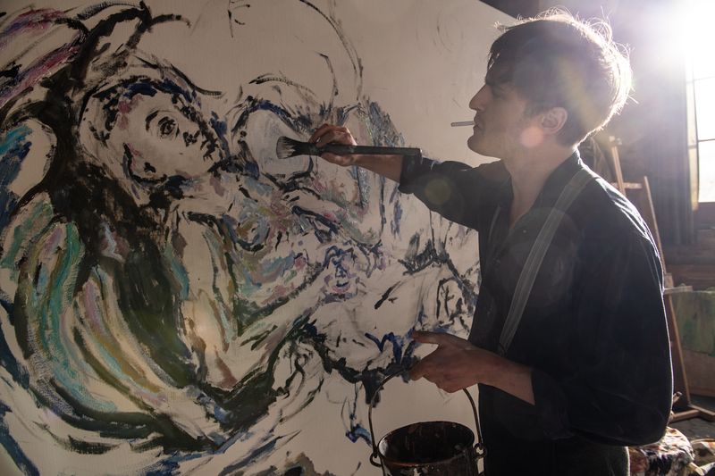 Oskar Kokoschka (Valentin Postlmayr) gilt in der Wiener Kunstszene als Rebell und Enfant terrible. Seine selbstzerstörerische Liebesbeziehung mit Alma Mahler inspiriert ihn zu zahlreichen Werken.