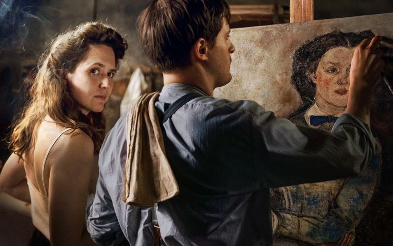 Die kürzlich verwitwete Alma Mahler (Emily Cox) beginnt eine leidenschaftliche Affäre mit dem jungen Künstler Oskar Kokoschka (Valentin Postlmayr) und wird seine Muse.