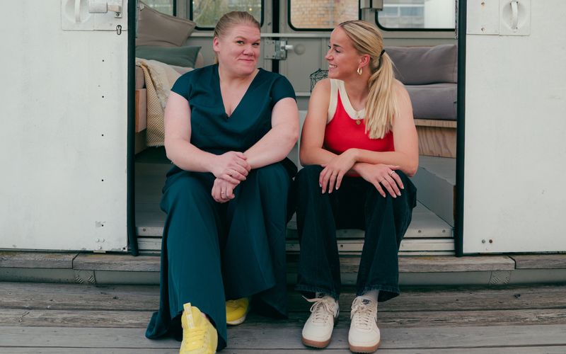 Schauspielerin Gisa Flake (rechts) mit DFB-Starkickerin Giulia Gwinn: Was tut man, wenn man sich innerlich ausgebrannt fühlt? An welchen Warnsignalen erkennt man, dass sich der Druck des Leistungssports ungesund auf einen auswirkt? 