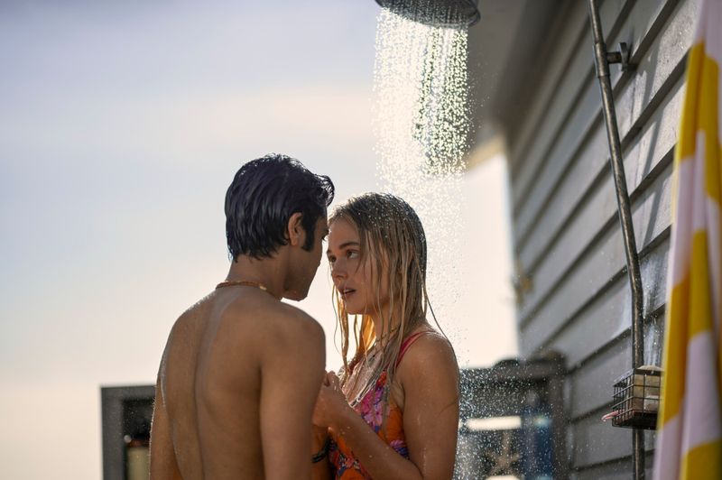 Cadence (Emily Alyn Lind) und Gat (Shubham Maheshwari) kommen sich im schönsten Sommer ihres Lebens endlich näher.