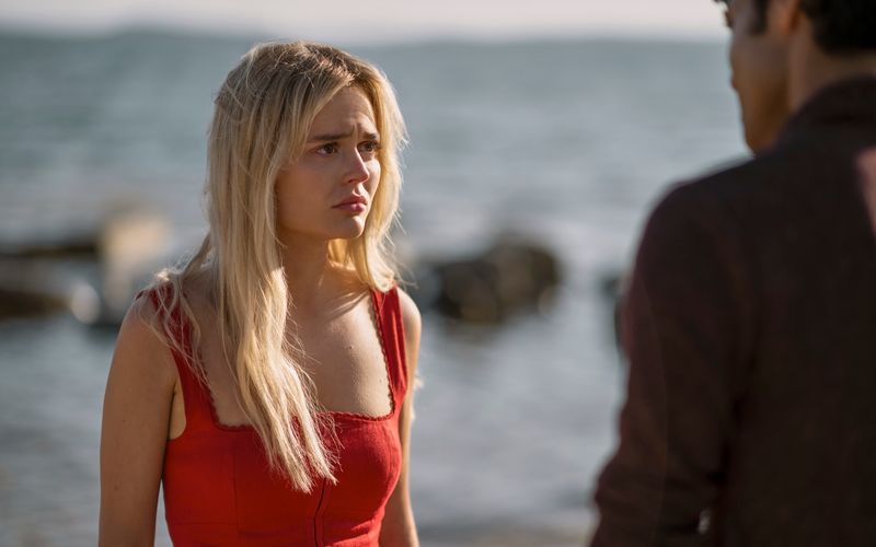 Als Cadence (Emily Alyn Lind) herausfinden will, was mit ihr geschehen ist, trifft sie vor allem auf eine Mauer des Schweigens.