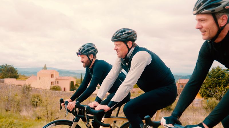 Mit Legenden die Legende hochfahren: In Folge zwei der neuen Staffel "Mythos Tour" erklimmen (von links) Simon Geschke, Jan Ullrich sowie ARD-Journalist und Radsportfan Ingo Zamperoni den legendären Mont Ventoux. Während der Tour 2025 steht er wieder als Etappenziel auf dem Programm.