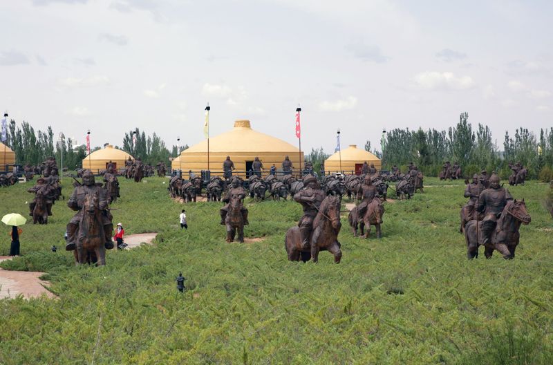 Dschingis Khan wird in der Mongolei bis heute verehrt. Statuen mongolischer Krieger am Mausoleum von Dschingis Khan.

