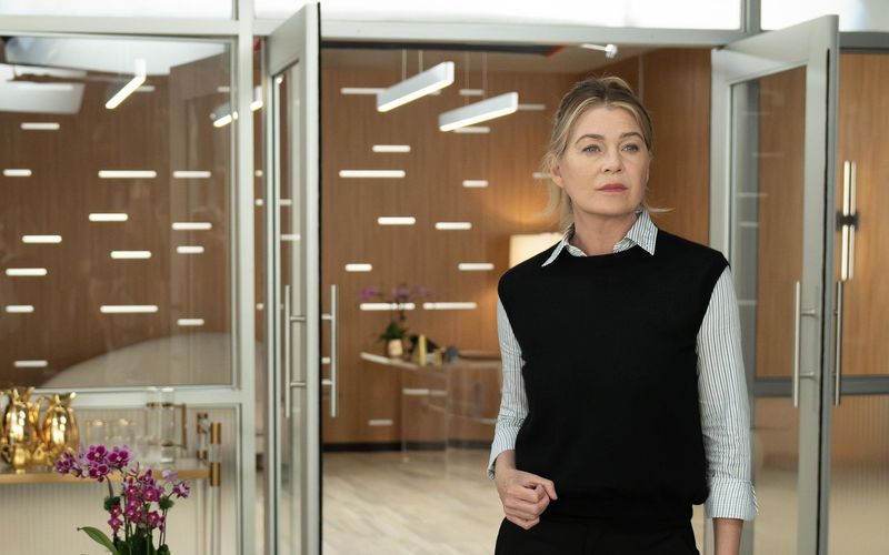 Meredith Grey (Ellen Pompeo) hat sich zum Ende der letzten Staffel mit Catherine überworfen, nachdem sie trotz deren Anordnung, ihre Alzheimer-Forschung einzustellen, heimlich weitergemacht hat - mit Finanzierung der von Catherine initiierten Stiftung. 