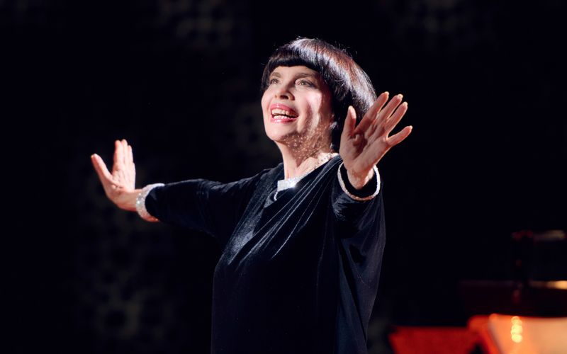 "Der Spatz von Avignon" geht 2026 auf eine große Abschiedstour. Zwölfmal wird Mireille Mathieu dabei auch in Deutschland auf der Bühne stehen.