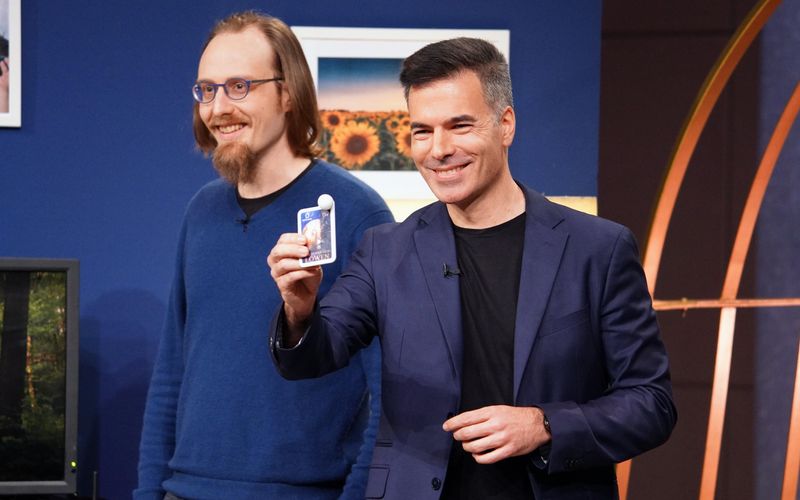 Simon Hafner (links) und Teo Ortega (rechts) treffen mit ihren "family.cards" Carsten Maschmeyer mitten ins Herz.
