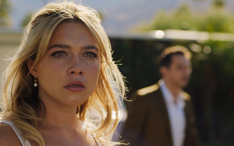 Die Frauen in Victory Town sollen keine Fragen stellen, Alice (Florence Pugh) tut es irgendwann aber doch: Um was geht es bei diesem mysteriösen Projekt, an dem die Männer Tag für Tag arbeiten?