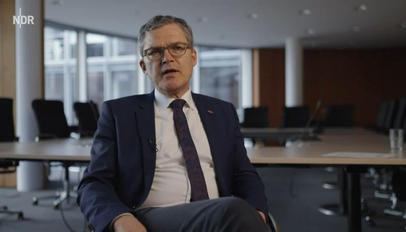 CDU-Außenpolitiker Roderich Kiesewetter fordert härtere Sanktionen in Bezug auf die russische Schattenflotte: "Da diese Schiffe eine Gefahr für die Umwelt darstellen und von ihnen auch Spionagegefahren ausgehen, reicht es nicht, sie zu beobachten."