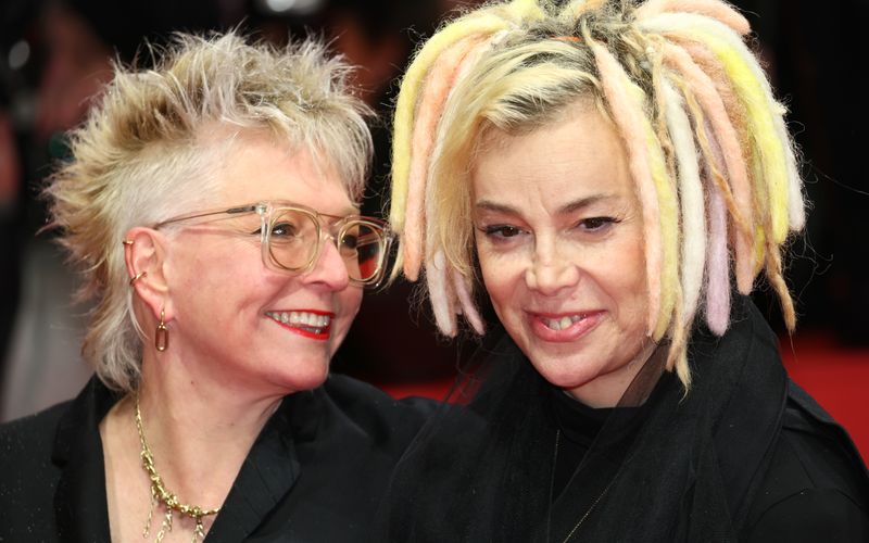Lana Wachowski (rechts, mit ihrer Ehefrau Ilsa Strix im Februar 2025 bei der Berlinale-Premiere von Tom Tykwers "Das Licht") outete sich 2012 als Trans-Frau. In einem Interview mit "The New Yorker" erzählte Wachowski daraufhin, dass sie als Kind nicht gewusst habe, ob sie sich zu den Mädchen oder Jungen in eine Reihe stellen sollte. Später litt sie an Depressionen.