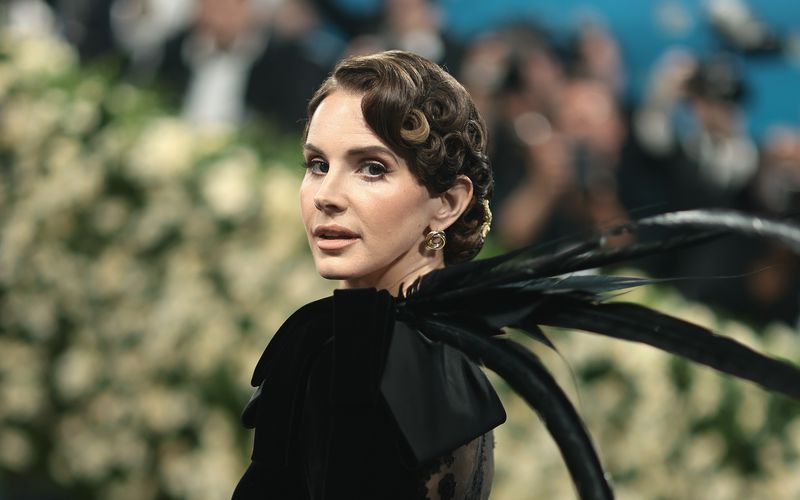 Kleider machen Leute, das gilt besonders in der Popmusik. Katy Perry, Billie Eilish oder Lady Gaga schrieben nicht nur Musikgeschichte, sie setzten auch auch in modischer Hinsicht Maßstäbe. Wie sehr Musik und Mode Hand in Hand gehen, zeigt immer wieder auch die Singer-Songwriter Lana Del Rey (Bild), die am 21. Juni ihren 40. Geburtstag feiert. Die Galerie präsentiert aus diesem Anlass die größten Pop-Stilikonen der Gegenwart.