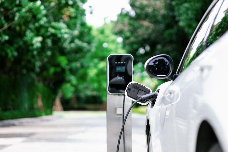 Laut Stromanbieter LichtBlick ist ein E-Auto aufzuladen im Schnitt teurer, als Benzin zu tanken.