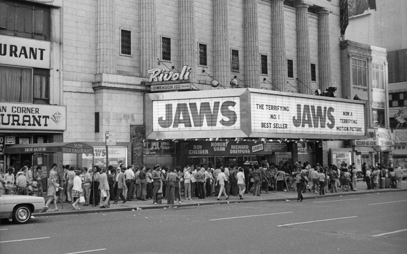 So was gab's noch nie. "Jaws" war der erste Blockbuster der Filmgeschichte. Der Veröffentlichung 1975 folgte die "Jawsmania", sodass der Film innerhalb von 14 Tagen alle Produktionskosten wieder eingespielt hatte. Bis heute wurden mit dem Film allein weltweit knapp eine halbe Milliarde Dollar eingespielt.