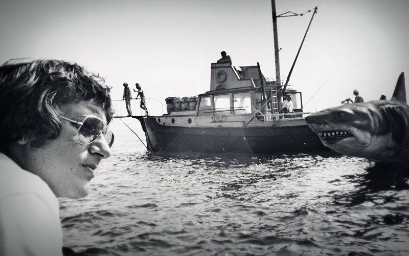 "Der weiße Hai", im Original "Jaws", setzte Filmmaßstäbe. Auch Regisseur Steven Spielberg (Bild) hat sein ganz persönliches Hai-Trauma davongetragen. National Geographic setzt dem Kult-Horror zum 50. Geburtstag ein dokumentarisches Denkmal. Die deutsche TV-Premiere ist am Samstag, 12. Juli, 20.20 Uhr auf National Geographic. 
