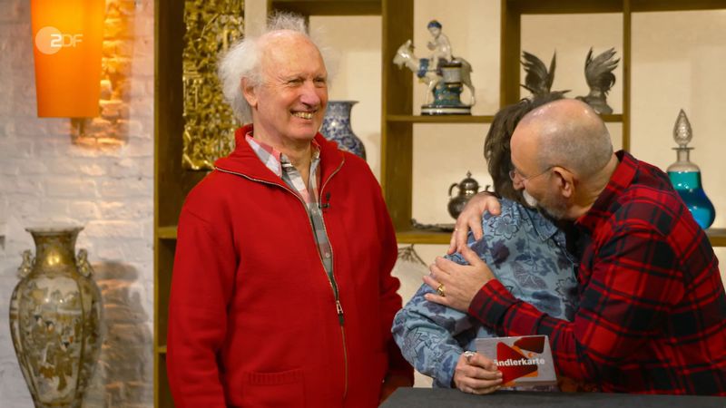 Als die "Bares für Rares"-Expertin Wendela Horz ihre Schätzung abgibt, muss Horst Lichter die Verkäuferin einfach in den Arm nehmen. Denn die ist von dem unerwartet hohen Wert überfordert ...