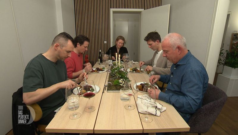 Rinderroulade à la Oberösterreich: Theresas Männerrunde genießt und schweigt.