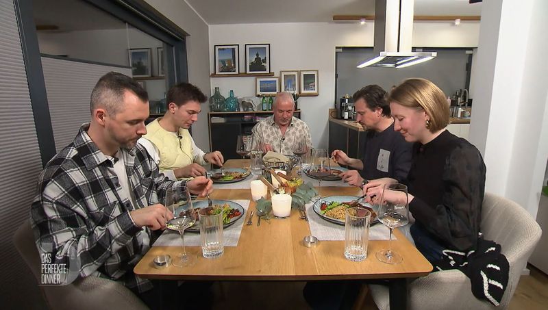 An Tag 2 trifft sich die Berliner "Dinner"-Gruppe bei Heiko (60) in Brunsdorf.