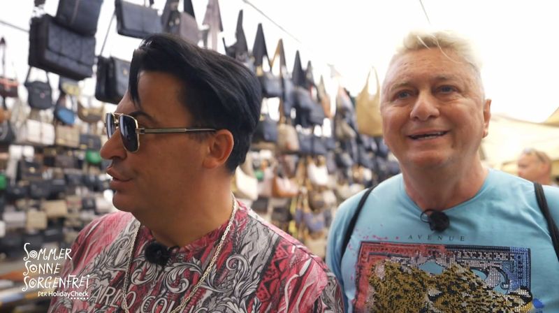 Matthias Mangiapane (links) und Hubert Fella schauen sich in Antalya auf dem Basar um.